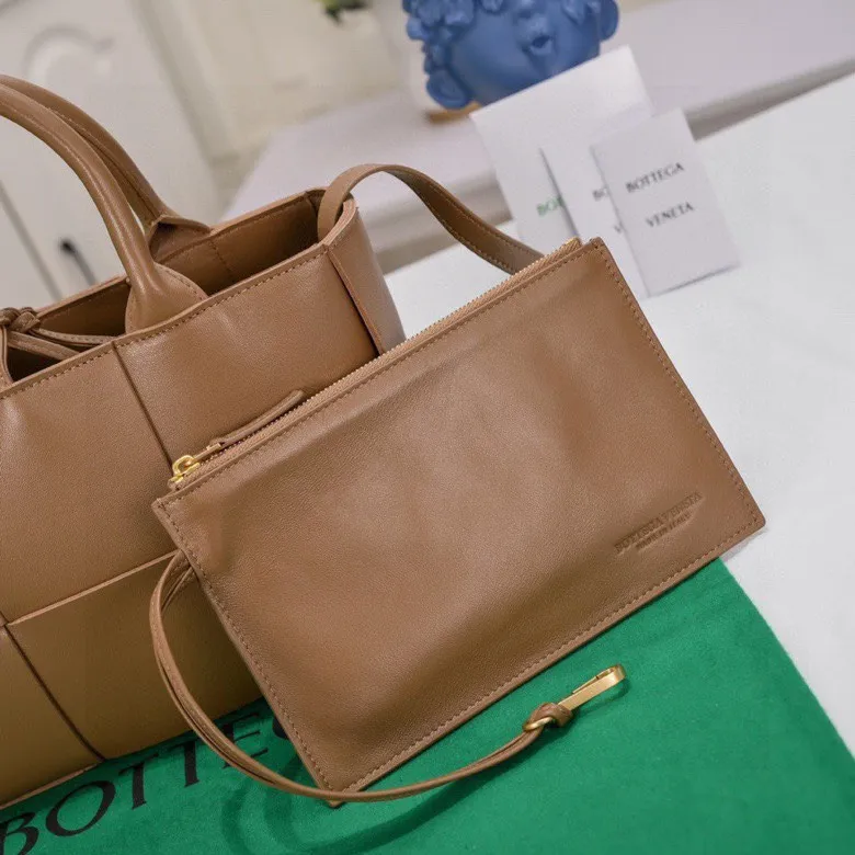 Batch 1500 🔥🔥🔥BV mini tote bag🟡🟡🟡Arco tote finally has a mini version this season. I love this size💯I have always been fond of tote bags because it has no complicated design, is simple and neat, and is easy to match with daily clothes🍒🍒Key point key point! It comes with a detachable shoulder strap, suitable for commuting and casual wear for any occasion👏👏Model number: 9894#, size: 25x16x8cm